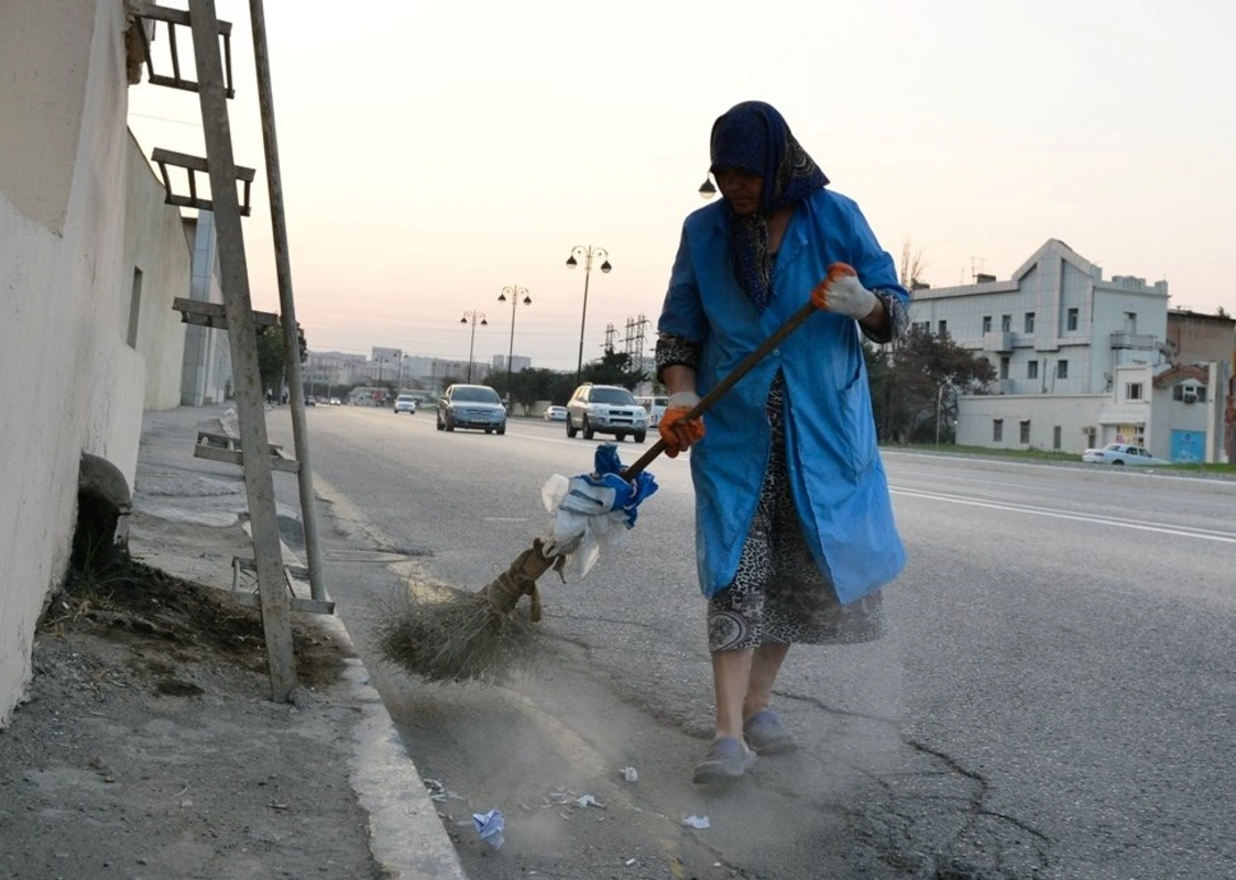 Bakıda qolu sarğılı qadın küçə süpürür - FOTO + YENİLƏNİB